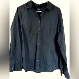 Black long sleeve button down shirt. Women’s size XXL (20)